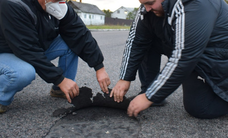 ОНОВЛЕНО. У Суховолі зібрались водії з усього району, щоб оскаржити неякісний ремонт дороги