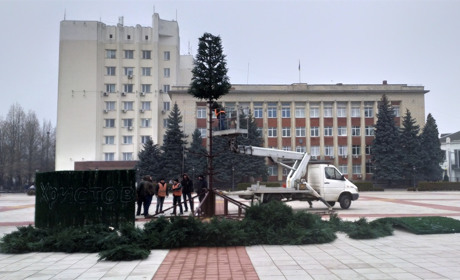 Напередодні Різдва в Умані встановлюють головну міську ялинку