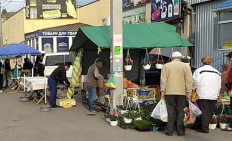 “Військова поліція” шукала алкоголь на ринку в Каховці