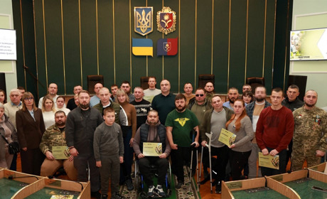 На Хмельниччині вручили сертифікати на придбання житла захисникам, а також рідним полеглих воїнів