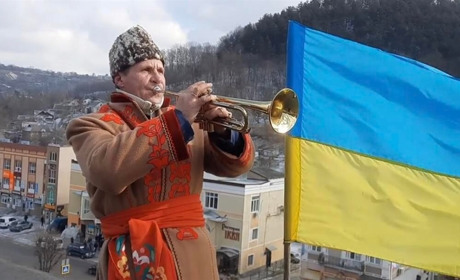 Кременецький музикант на Кременецькій горі виконує гімн України