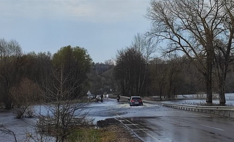 Десна стає все більш повноводною, підтоплюються автошляхи