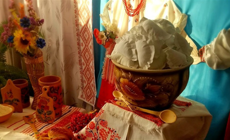 В Смілі в «Барвінку» діти ліпили вареники: вихованцям реабілітаційного центру провели майстер-клас
