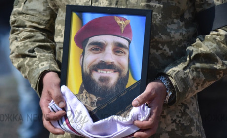 Для нього війна закінчилася: южноукраїнці попрощалися із загиблим воїном Петром Діжевським