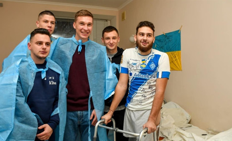 Здійснилась давня мрія: гравці «Динамо» навідали пораненого прикордонника, який захищав Чернігів