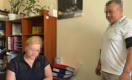 Заробила 150 тис. грн на крапельницях та рукавичках: посадовиця лікарні отримувала "відкати"