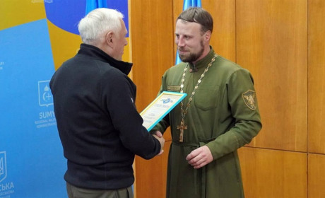Священника з Глухова за волонтерську діяльність відзначив начальник Сумської ОВА