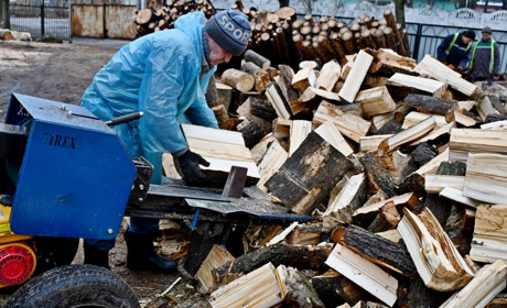 До зими маємо забезпечити дровами мешканців прифронтових регіонів, - Мінреінтеграції