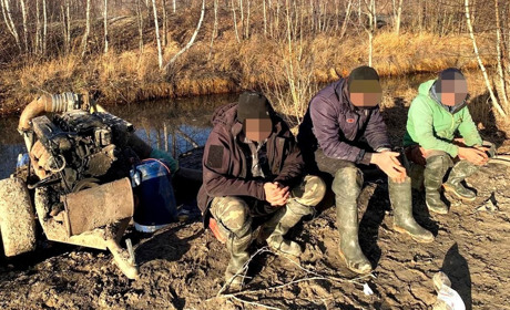 Жителів Сарненського району спіймали на видобутку бурштину в лісі