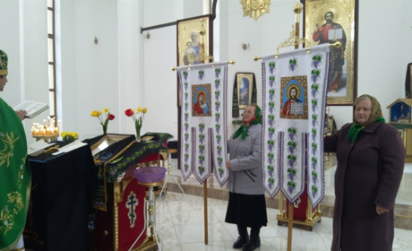 Сім місяців майстрині вишивали хоругви. Мати з донькою подарували їх у володимирецький храм