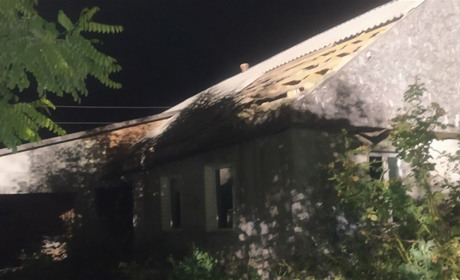 У Старокостянтинові горів будинок: пожежа добряче пошкодила житлову кімнату