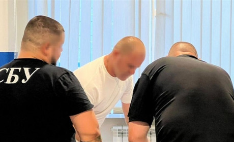 Голову Сергіївки підозрюють у розкраданні 2,4 млн: це кошти на ремонт пошкоджених ракетами будинків