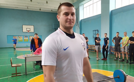 Спортсмен безкоштовно тренує молодь в селі Степне і мріє про офіційну роботу тренера