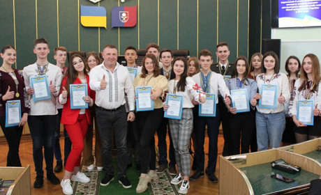 Голова Хмельницької ОДА відзначив молодих науковців області. Серед них і двоє нетішинських ліцеїстів