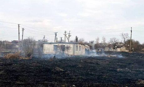 Пожежа у П’ятихатках: вогонь з трави перекинувся на двір