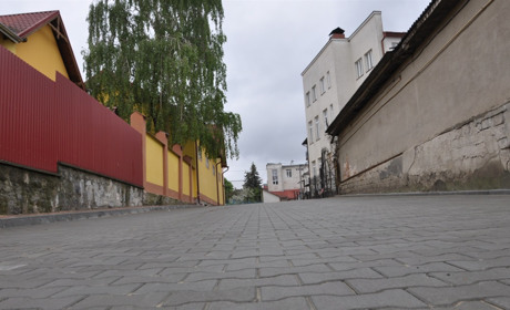 В історичній частині Чорткова асфальтом і бруківкою відновили ряд доріг
