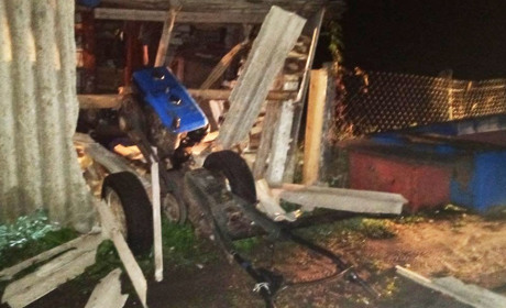 У селі на Сарненщині п'яний молодик на мотоблоці врізався в паркан