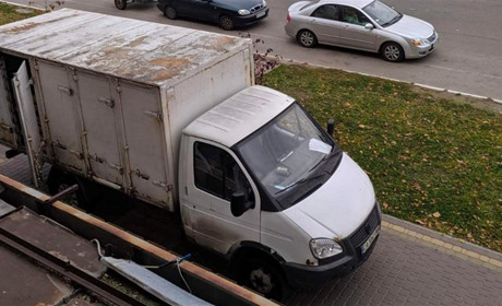 Вантажівки заїжджають на тротуар, обмежуючи рух пішоходів та руйнуючи покриття. Як зарадити?