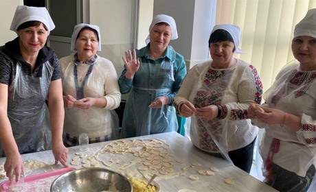 До семисот кілограмів вареників та голубців на Різдво для ЗСУ зліпили освітяни Вараської тергромади