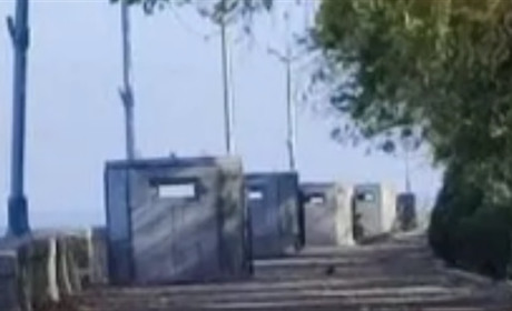 Окупанти в Каховці утеплюють окопи килимами і паласами