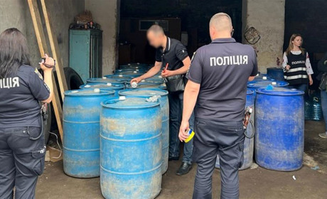 Підпільний спиртзавод. У Чернігові фасували етиловий спирт в промислових масштабах