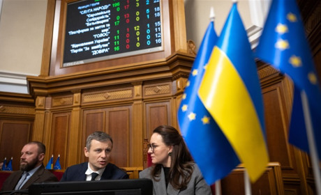 Під вигуки “Ганьба”: бюджет України 2026 ухвалили без підвищення зарплат військовослужбовцям