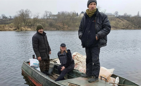 «Фанерний човен, який возив усе». Історія Євгенія Кірієнка, який перевозив людей під обстрілами