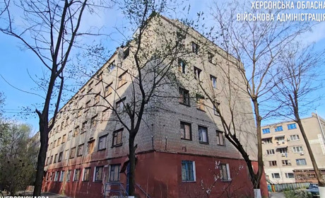 На Херсонщині російські терористи атакували житлові квартали: пошкоджені будинки, автівки
