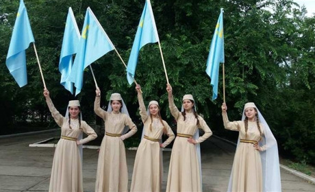 У школі в Генічеську провели мистецьку акцію до Дня кримськотатарського прапору (відео)
