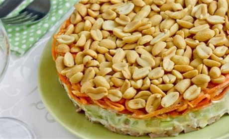 Рецепт дня: салат з копченою куркою та арахісом