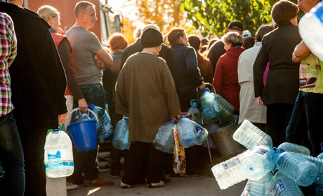 Репортаж из точек подвоза воды в Торецке: о чем говорят в очередях