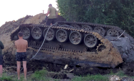 На Чернігівщині підняли з дна річки російський танк