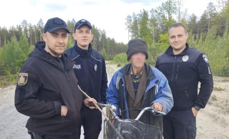 Блукав дві доби: звягельські поліцейські повернули додому 79-річного пенсіонера