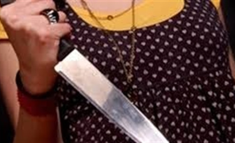 Садонула чоловіка ножем  