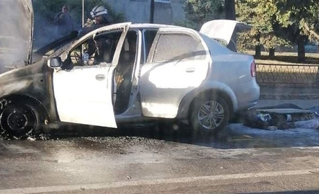 Зайнялася на ходу: у Лозовій у центрі міста загорілася автівка
