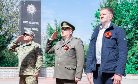 Живі квіти лягли до підніжжя усіх пам’ятників і могил Жмеринської ОТГ: 75 річниця Перемоги