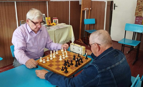 У Глухові відбулася перша гра сезону шахового турніру для ветеранів: хто переміг