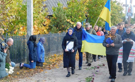 Село Дібрівськ, Вараського району, під прапорами провели в останню путь воїна-земляка