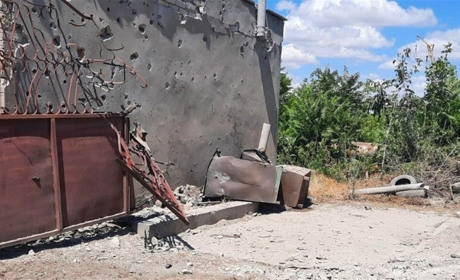 На Херсонщині російські терористи поцілили у житлові квартали, заклад культури, автівку