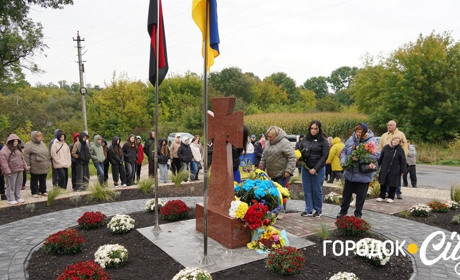 У Зверхівцях встановили «Козацький хрест» в пам'ять про Героя Олександра Чеховського