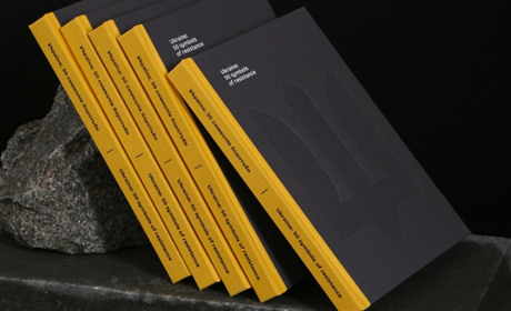 Вийшла двомовна книга «Україна: 50 символів боротьби». Кошти від продажу підуть на благодійність