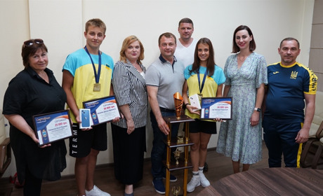Покровських черлідерів-чемпіонів Європи відзначили преміями і подарунками