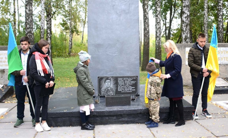 У селі Сущани відкрили пам'ятний знак загиблому земляку