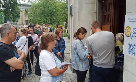 «Українці, ви неймовірні!»: у Переяславі переселенцям роздали благодійні пакунки