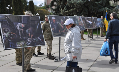 У Чорткові відкрилася фотовиставка «Обличчя логістики ЗСУ» і вручали нагороди з професійними святами