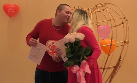 Свідоцтво про шлюб разом з валентинкою: у Лозовій чотири пари одружились на День закоханих 