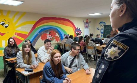 Поліцейські провели зустріч зі школярами Тростянця: говорили про булінг, мінну безпеку та вербування