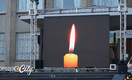 Хвилина мовчання та фільм-спогад: у Городку в третю річницю війни вшанували пам'ять загиблих воїнів