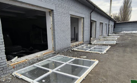 Тільки відбудували і знову приліт. Ворожий шахед вдруге пошкодив автопарк Тростянецького лісгоспу