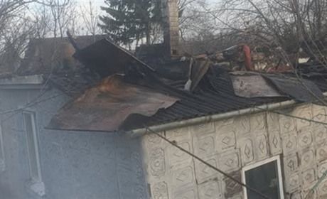 У Жовтих Водах у нічній пожежі згорів дах житлового будинку: сім’я просить про допомогу